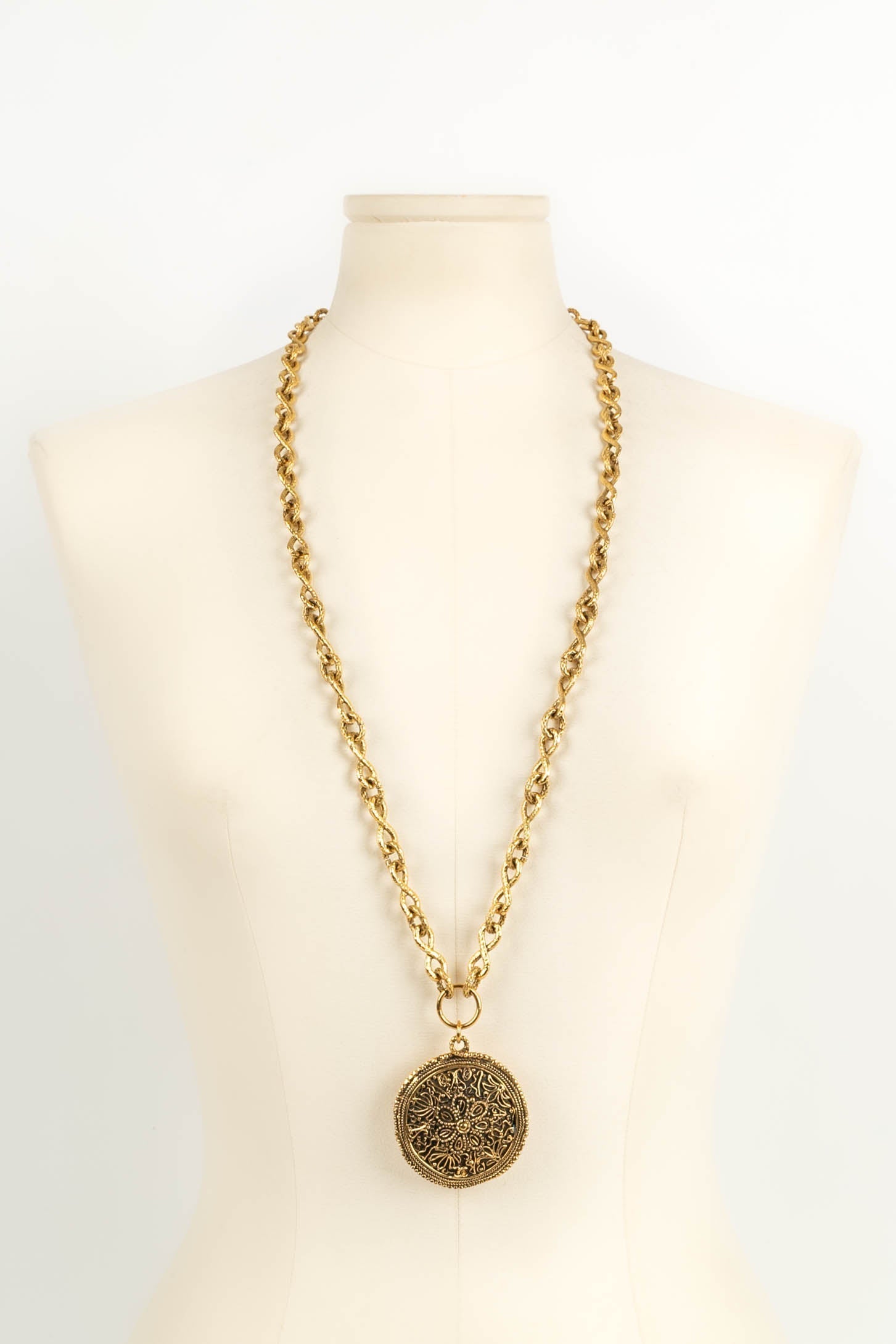 Collier m��daillon Chanel 1986
