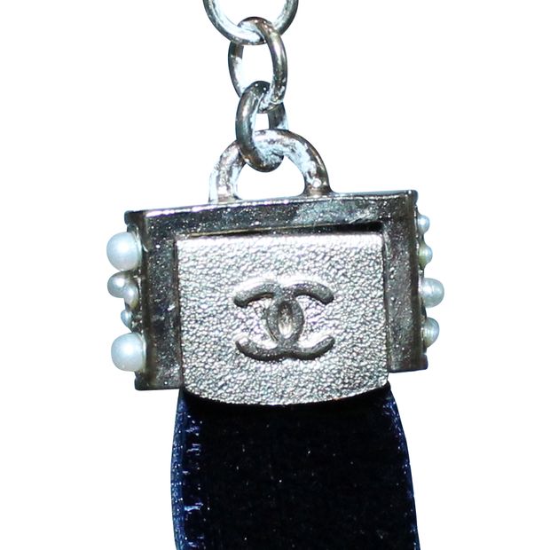 CHANEL Navy Blue Velvet Choker With Faux Pearls