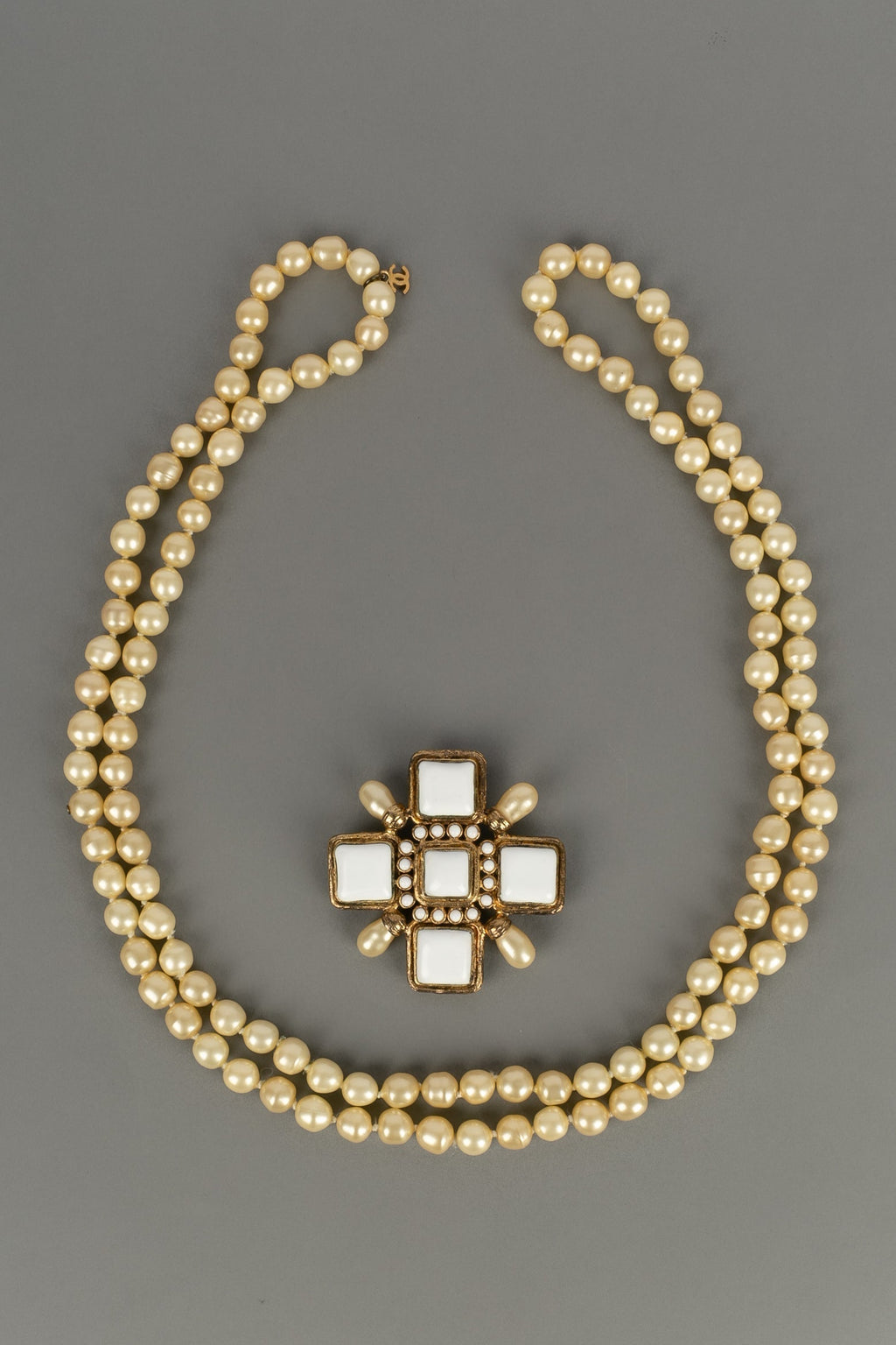 Collier croix Chanel