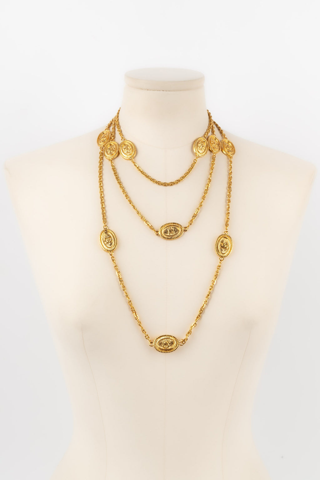 Collier / Sautoir en m��tal dor�� Chanel 1980's