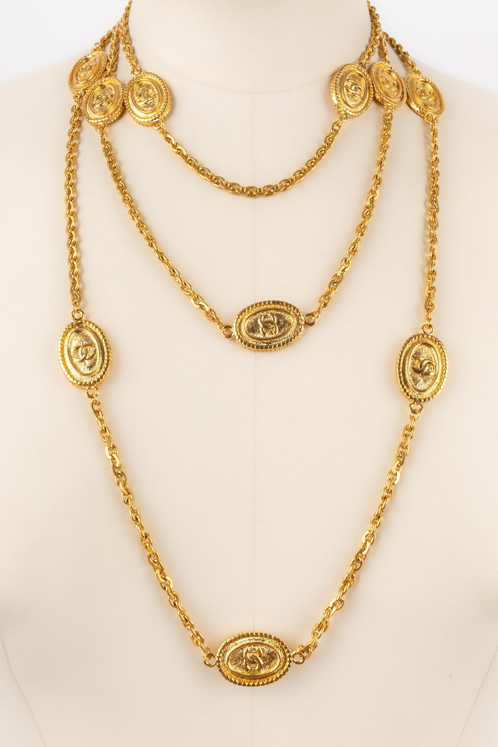 Collier / Sautoir en m��tal dor�� Chanel 1980's