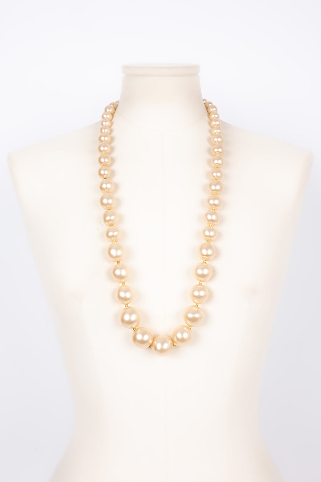 Collier de perles nacr��es Chanel