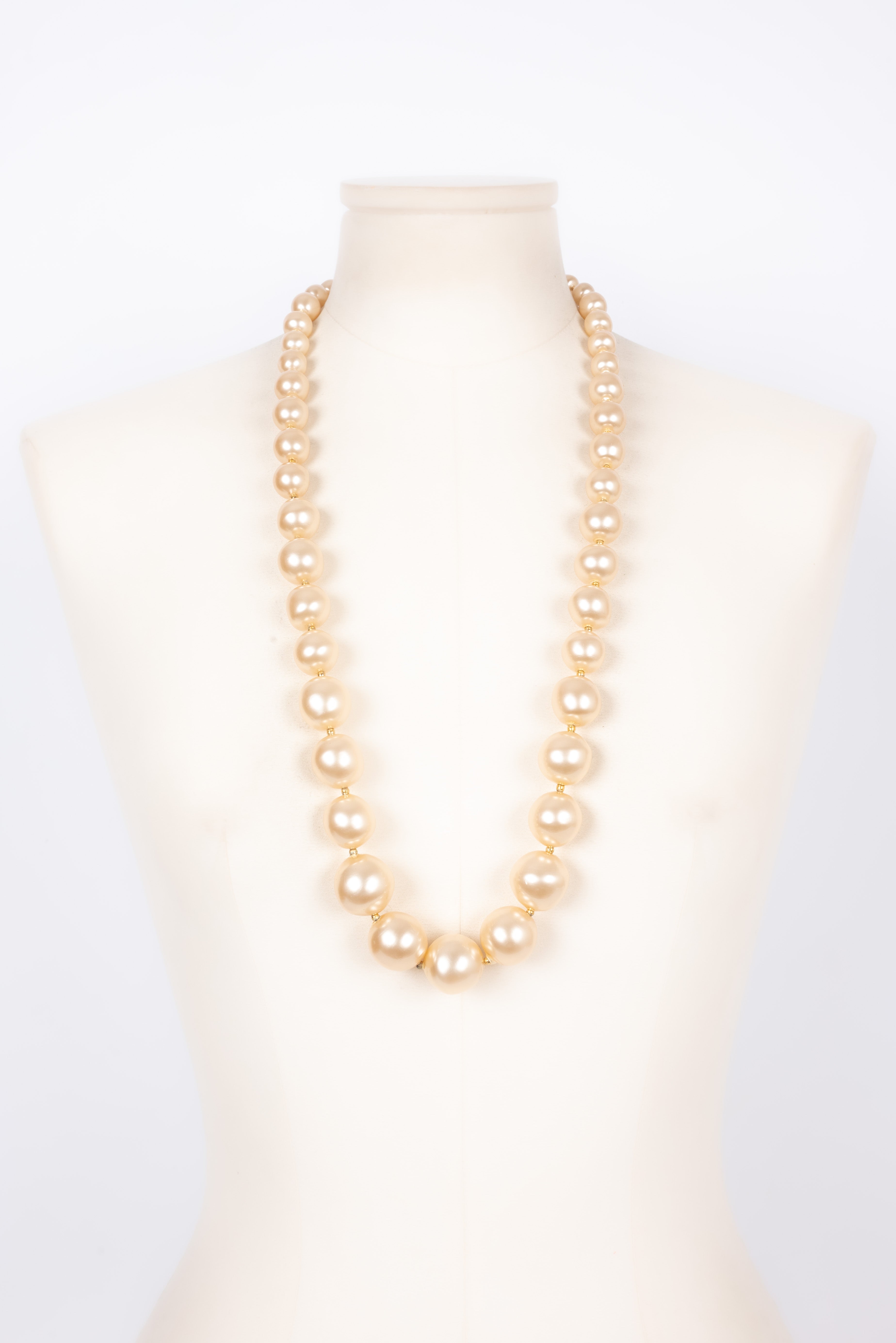 Collier de perles nacr��es Chanel