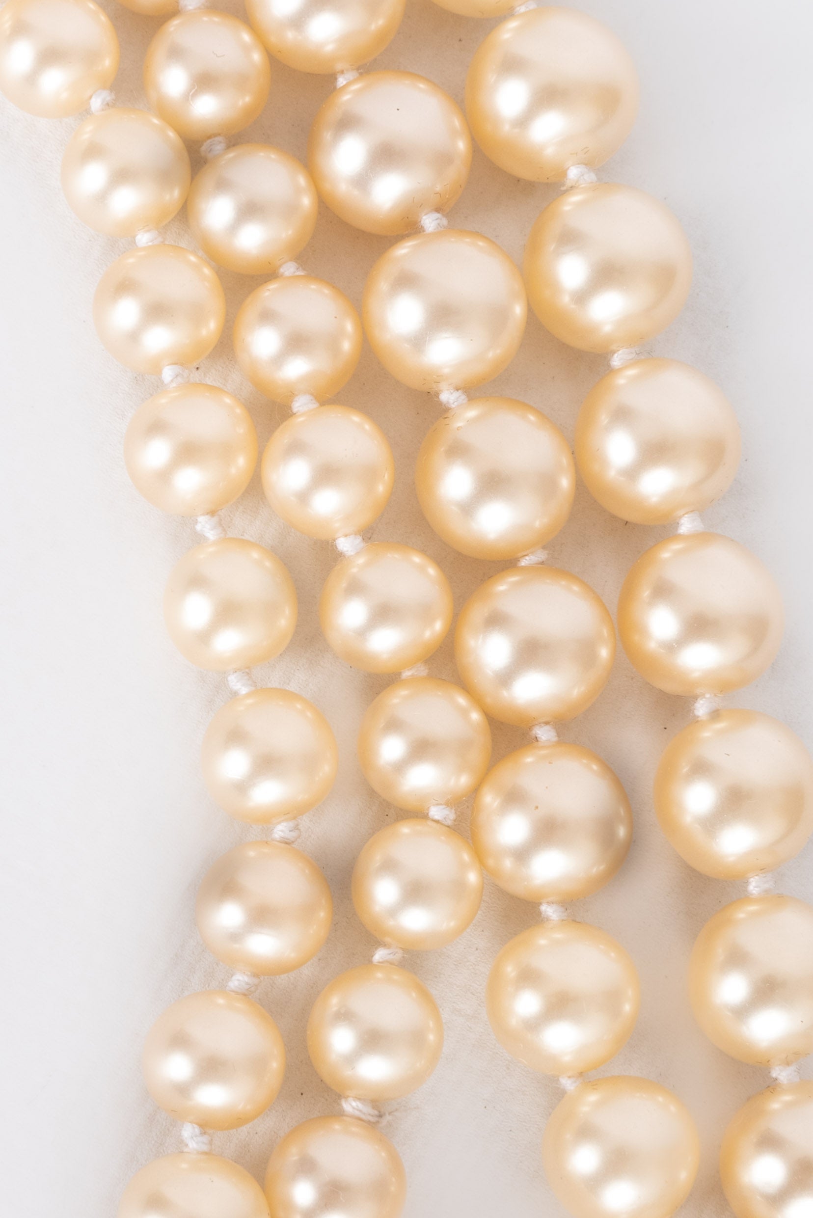 Collier de perles nacr��es Chanel