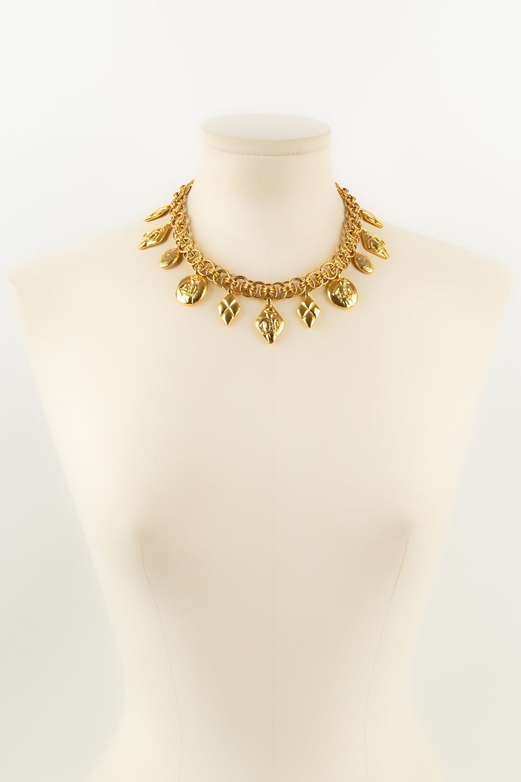 Collier dor�� Chanel