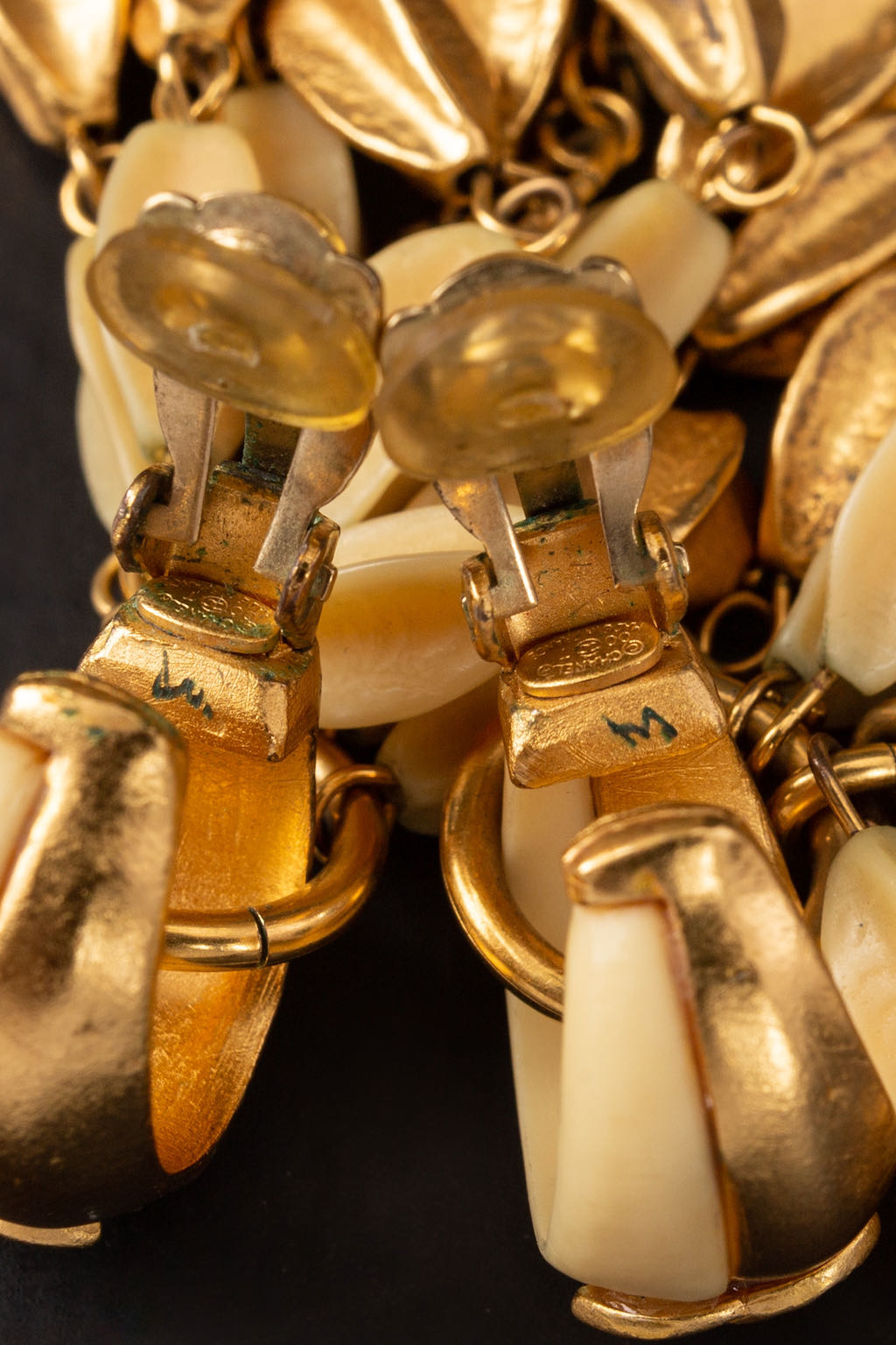 Boucles d'oreilles dorées Chanel