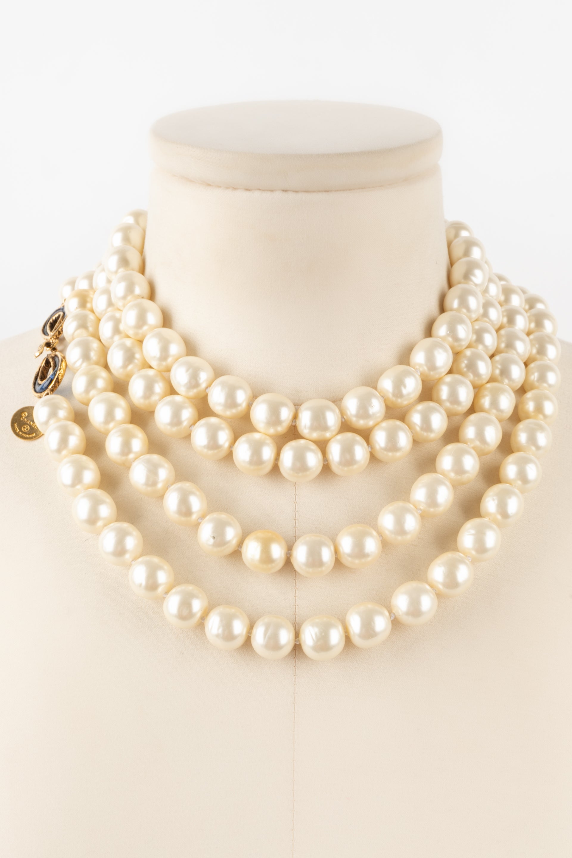 Collier / sautoir de perles nacr��es Chanel