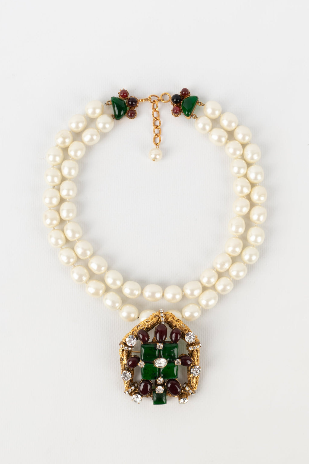 Collier en p��te de verre Chanel