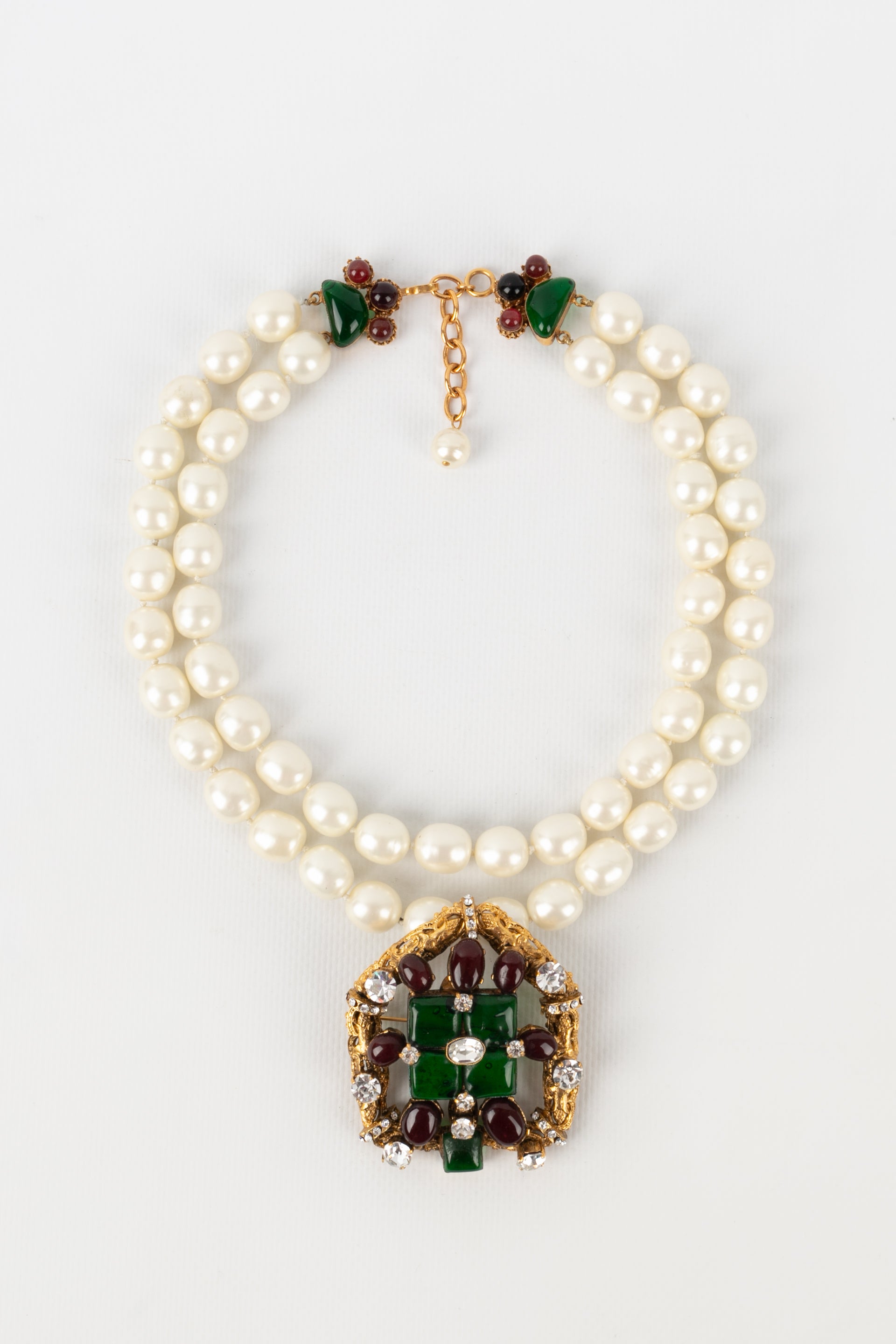 Collier en p��te de verre Chanel