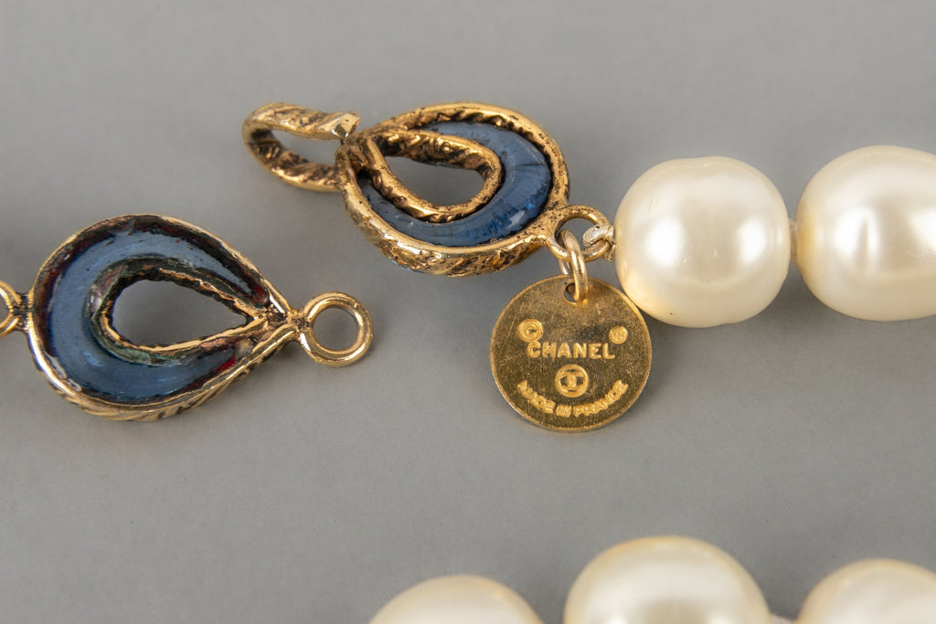 Collier / sautoir de perles nacr��es Chanel