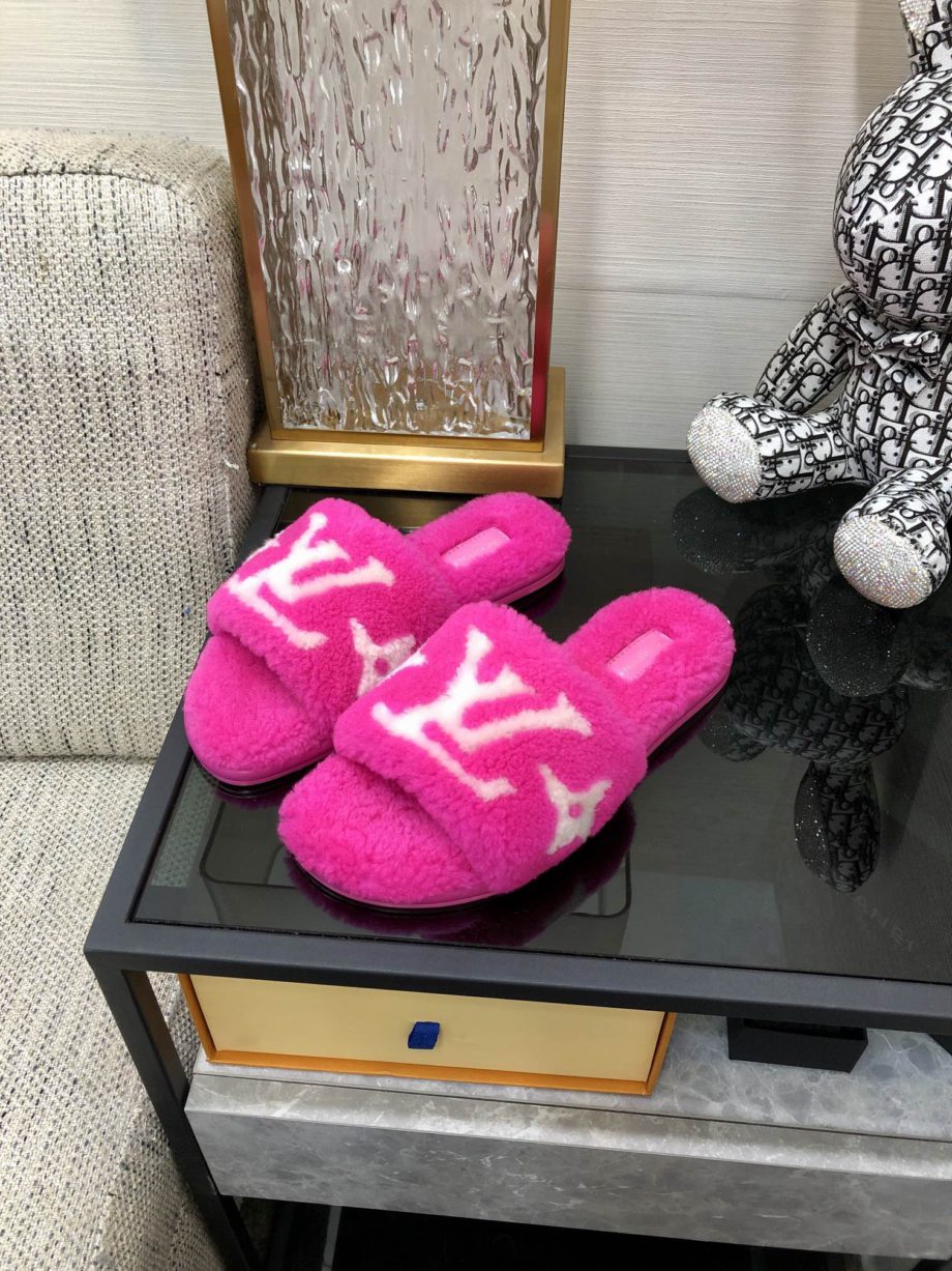 louis vuitton Women's Magnetic Flat Mule Pink For Women LV