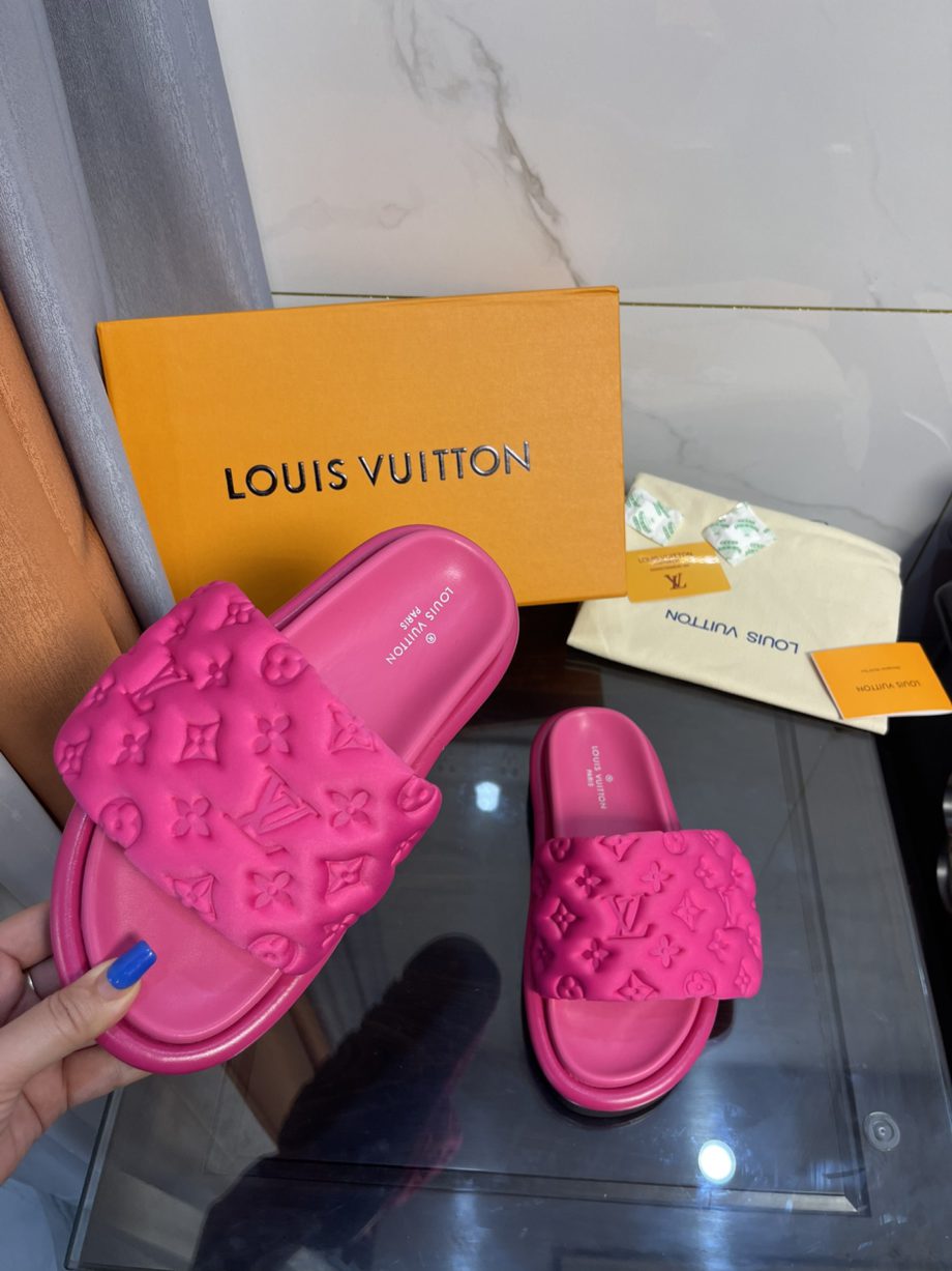 louis vuitton Women's Pool Pillow Comfort Flat Mule Fuchsia Pink For Women 1AA1DO