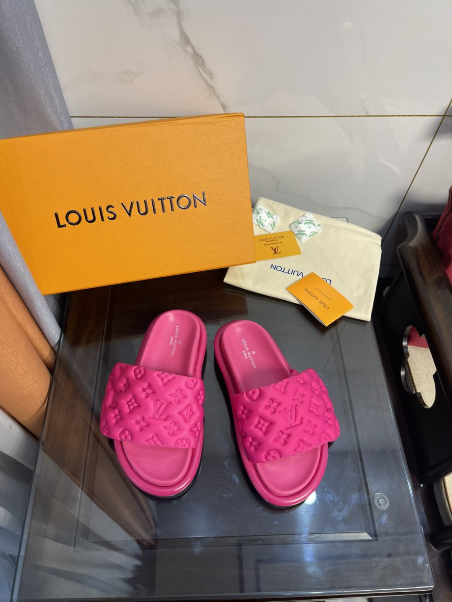 louis vuitton Women's Pool Pillow Comfort Flat Mule Fuchsia Pink For Women 1AA1DO