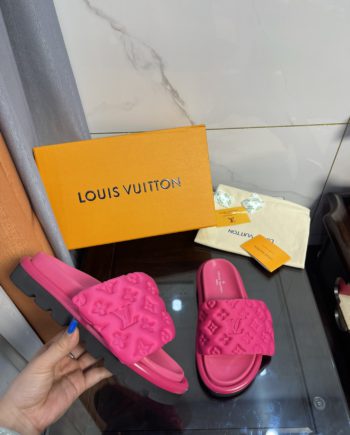 louis vuitton Women's Pool Pillow Comfort Flat Mule Fuchsia Pink For Women 1AA1DO