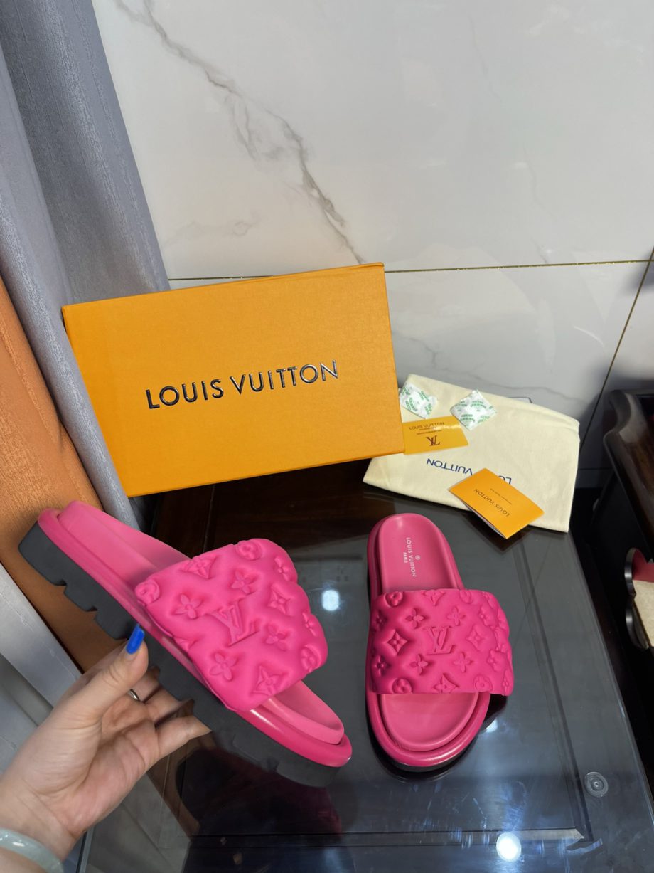 louis vuitton Women's Pool Pillow Comfort Flat Mule Fuchsia Pink For Women 1AA1DO