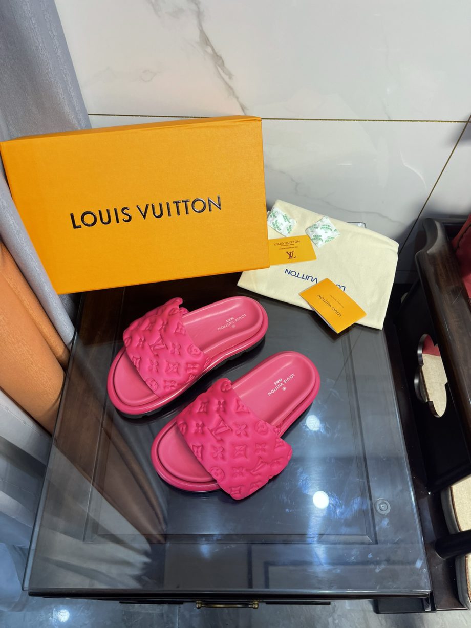 louis vuitton Women's Pool Pillow Comfort Flat Mule Fuchsia Pink For Women 1AA1DO