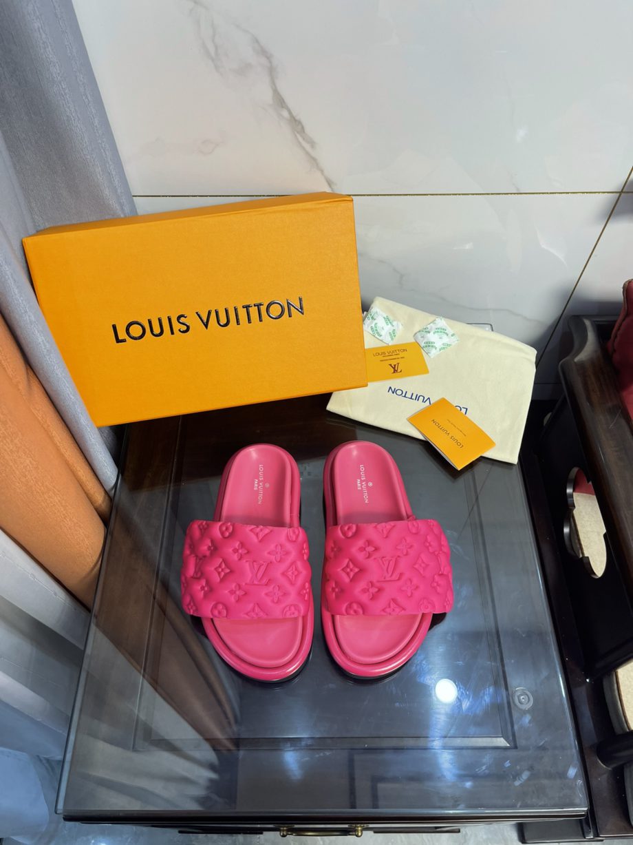 louis vuitton Women's Pool Pillow Comfort Flat Mule Fuchsia Pink For Women 1AA1DO