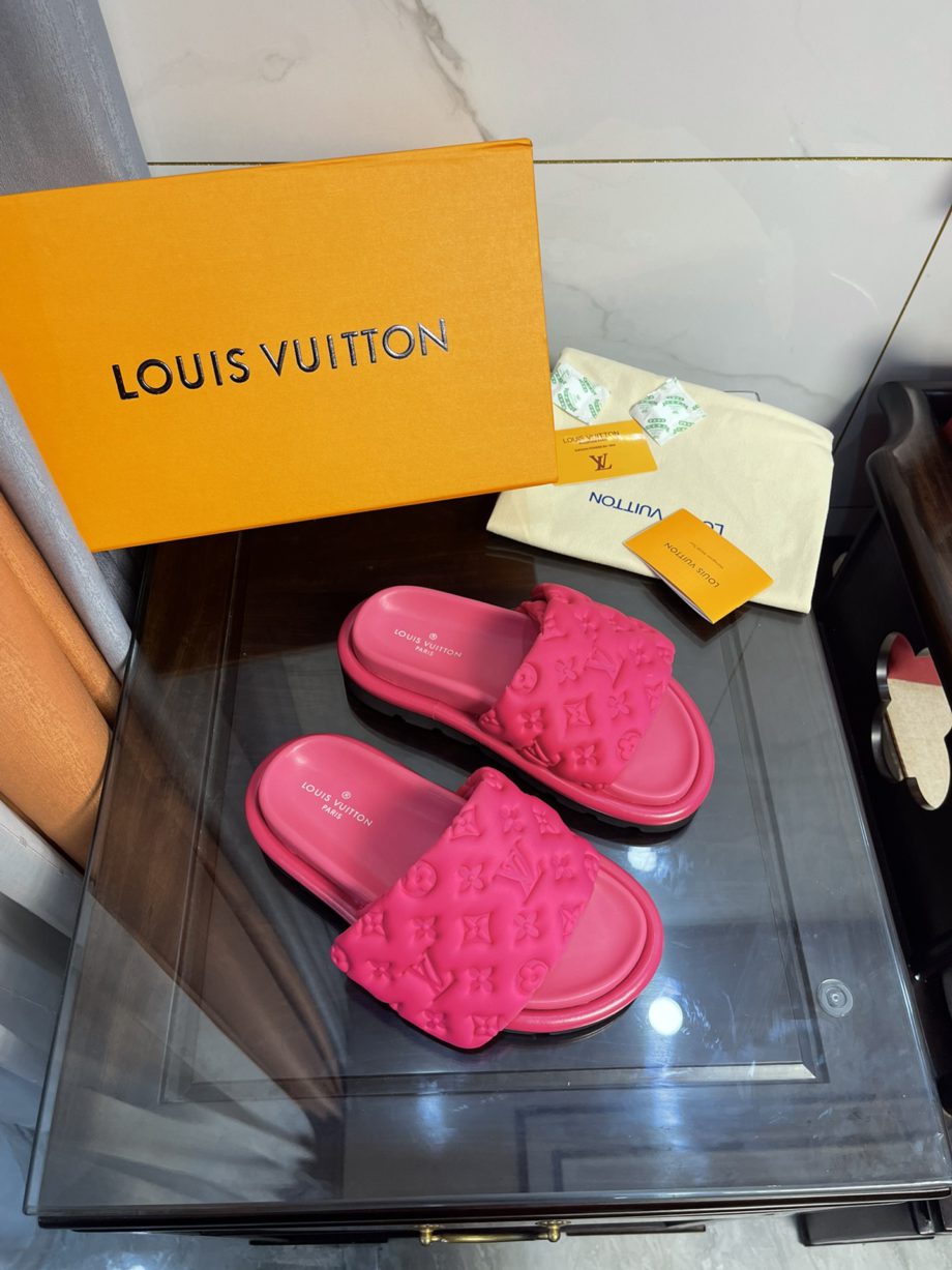 louis vuitton Women's Pool Pillow Comfort Flat Mule Fuchsia Pink For Women 1AA1DO