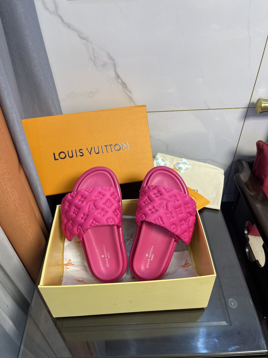 louis vuitton Women's Pool Pillow Comfort Flat Mule Fuchsia Pink For Women 1AA1DO