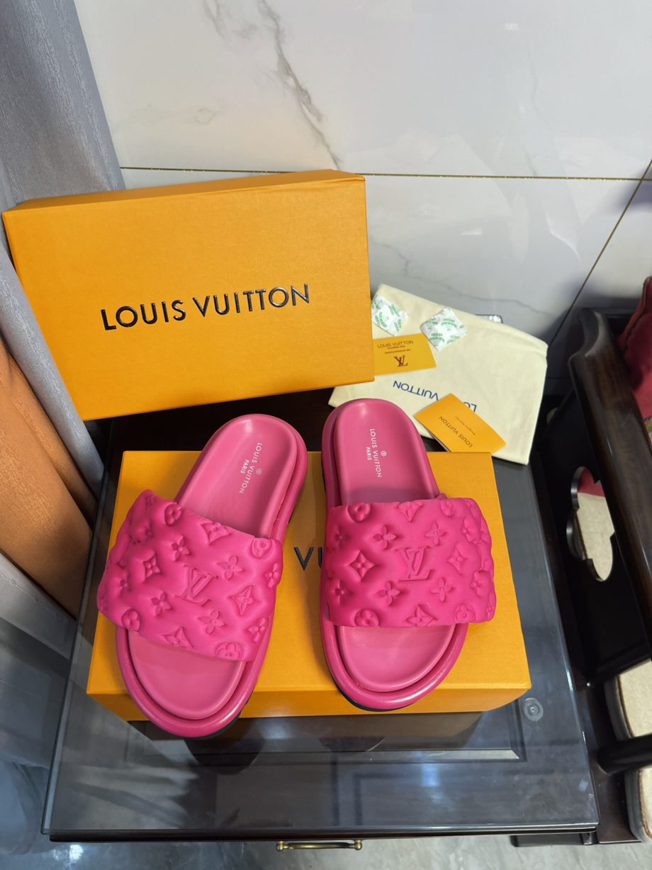 louis vuitton Women's Pool Pillow Comfort Flat Mule Fuchsia Pink For Women 1AA1DO