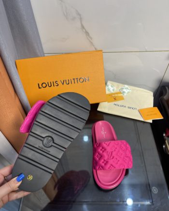 louis vuitton Women's Pool Pillow Comfort Flat Mule Fuchsia Pink For Women 1AA1DO