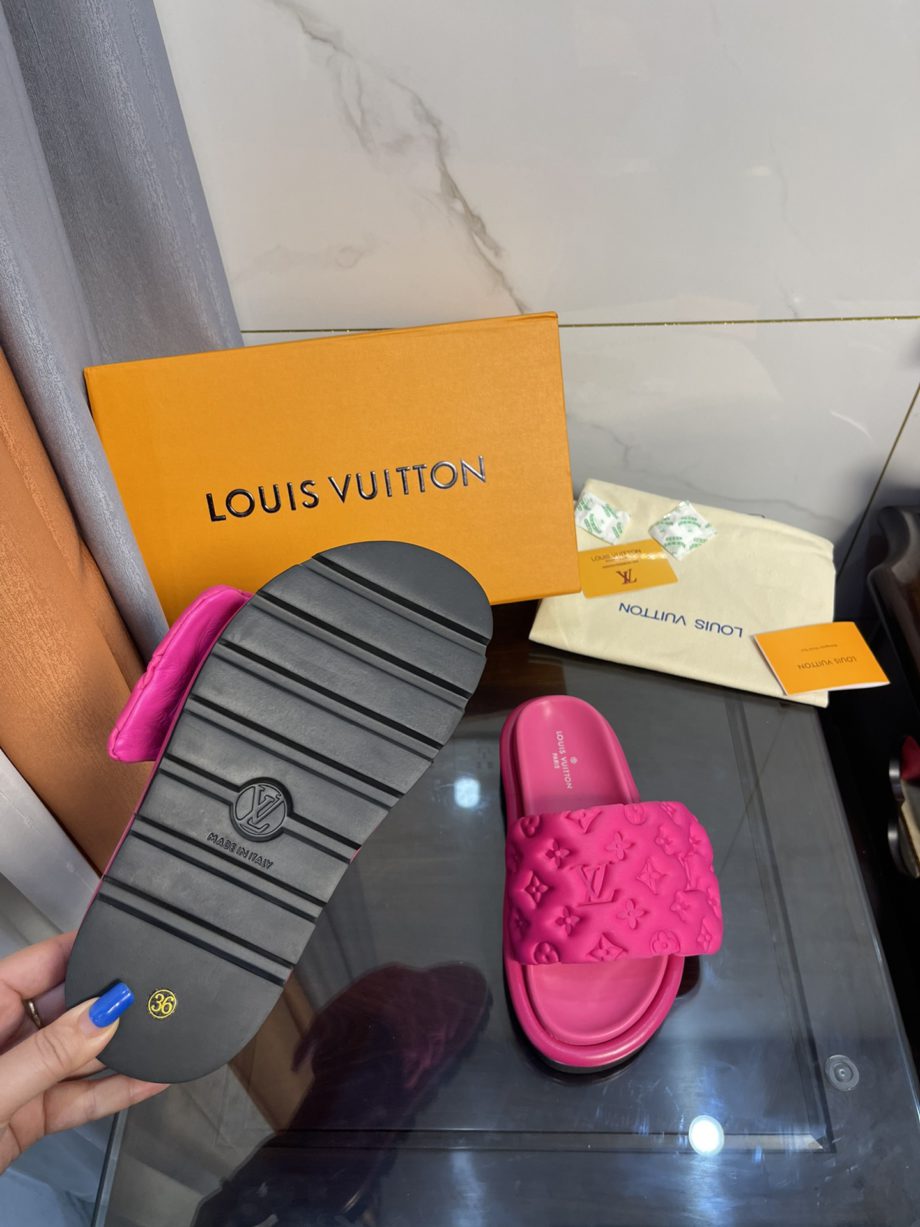 louis vuitton Women's Pool Pillow Comfort Flat Mule Fuchsia Pink For Women 1AA1DO