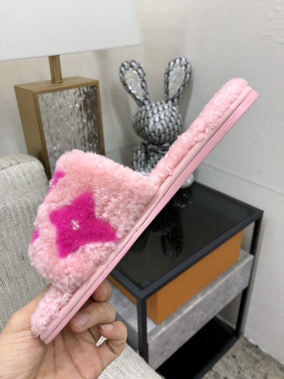 louis vuitton Women's Magnetic Flat Mule Pink For Women LV