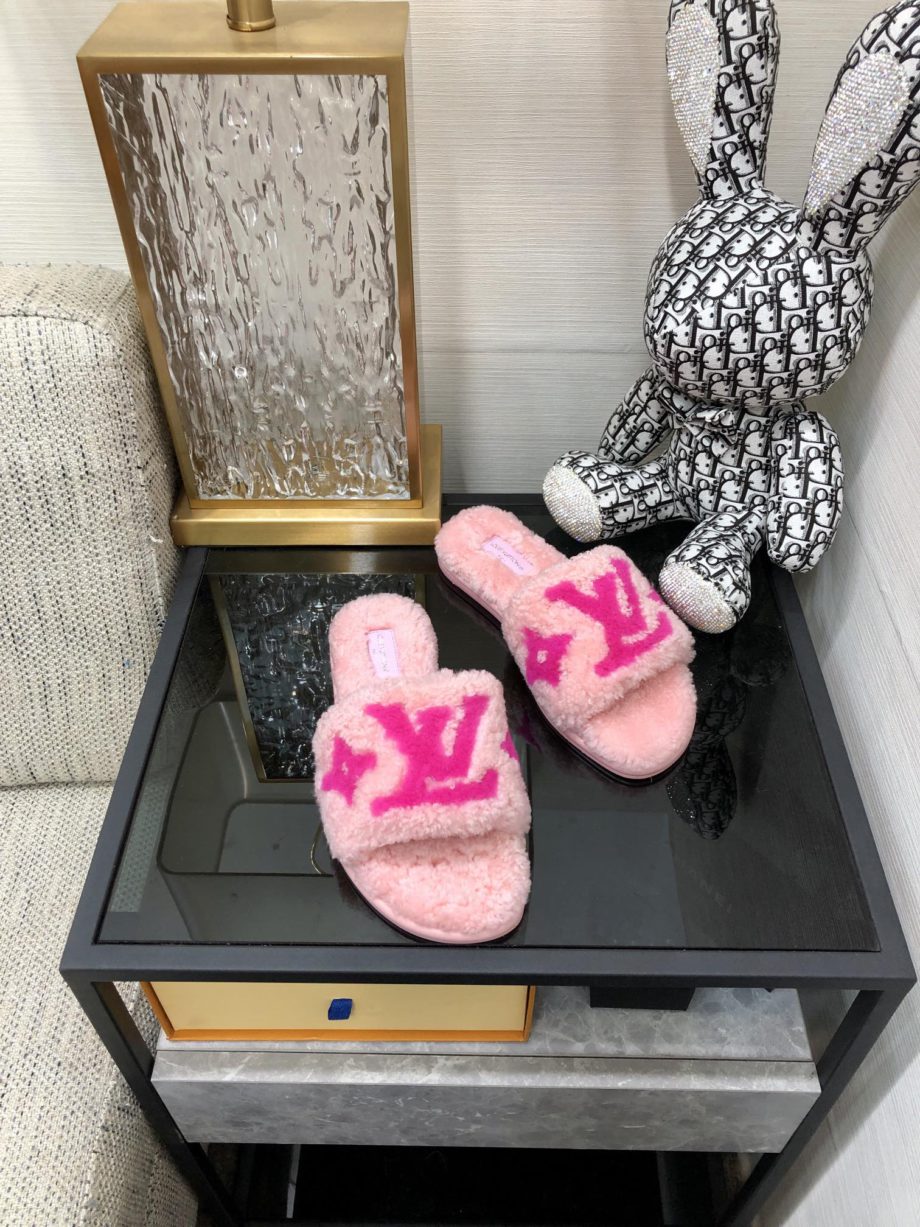 louis vuitton Women's Magnetic Flat Mule Pink For Women LV