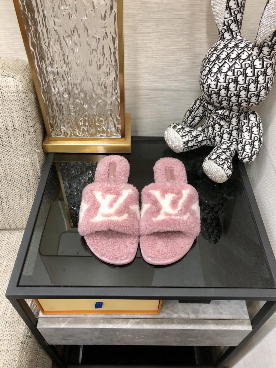 louis vuitton Women's Magnetic Flat Mule Light Pink For Women 1AA1UH