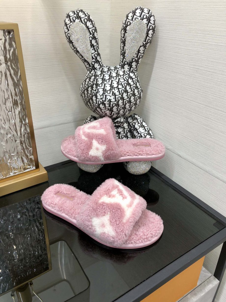 louis vuitton Women's Magnetic Flat Mule Light Pink For Women 1AA1UH