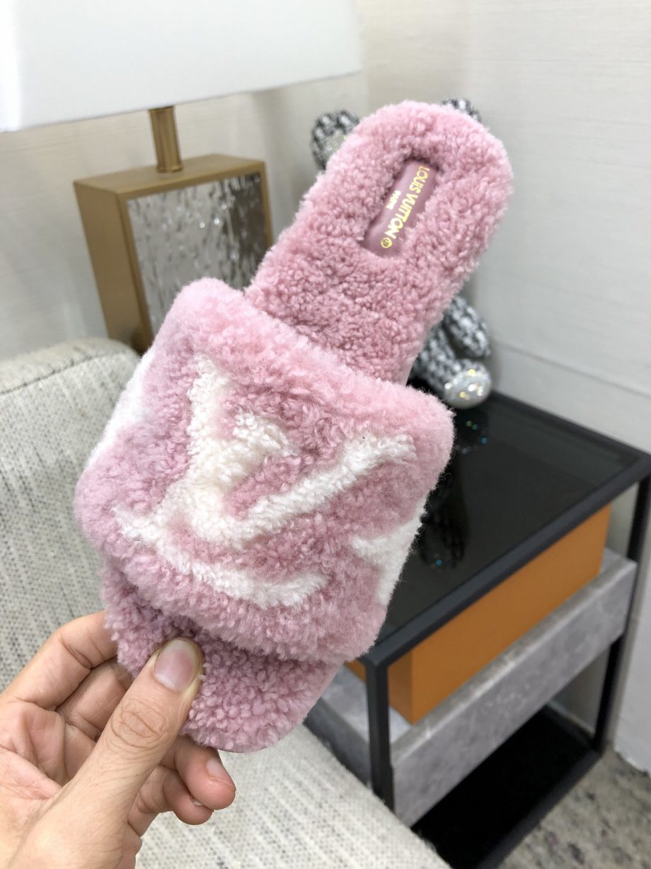 louis vuitton Women's Magnetic Flat Mule Light Pink For Women 1AA1UH