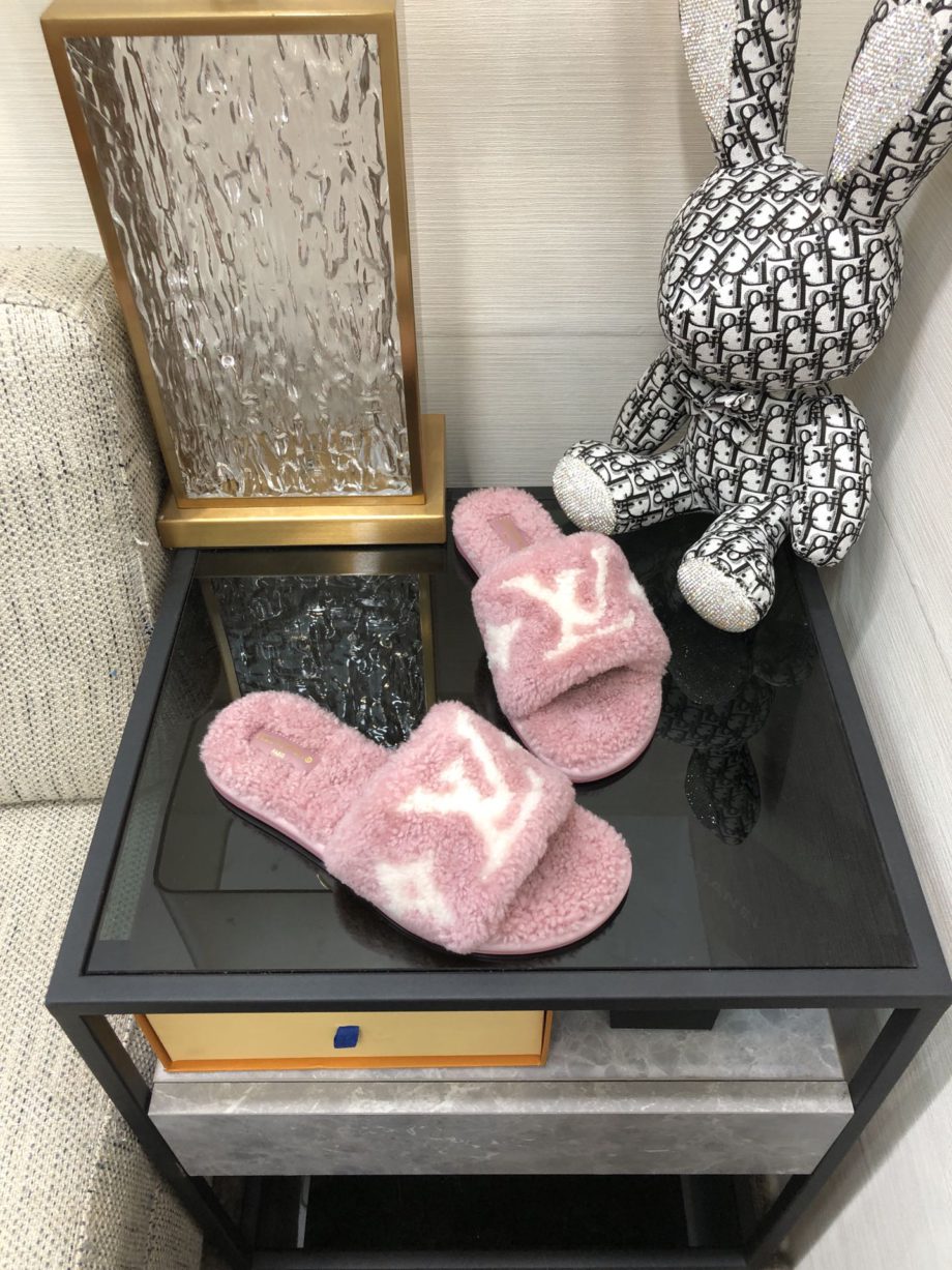 louis vuitton Women's Magnetic Flat Mule Light Pink For Women 1AA1UH