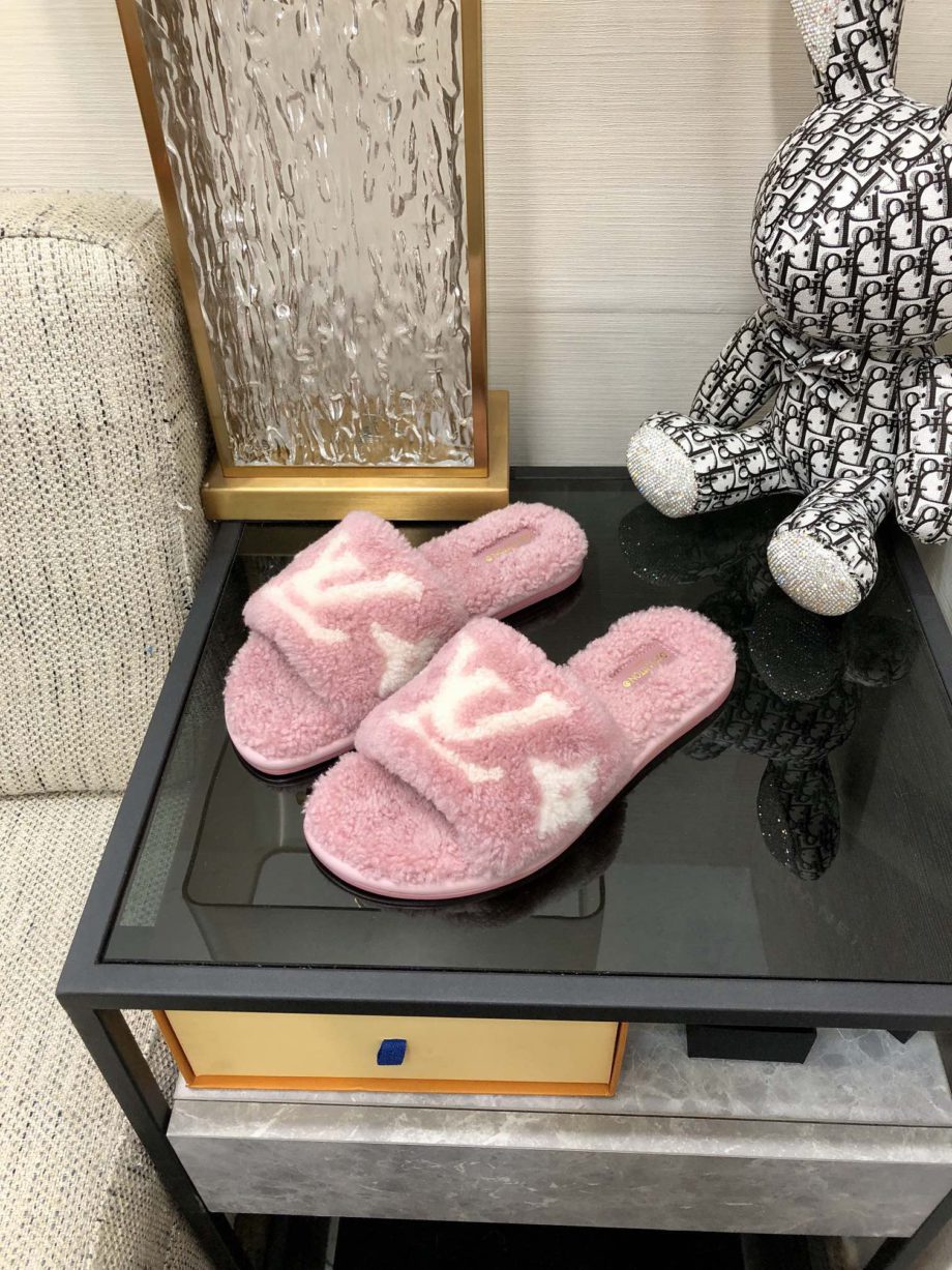 louis vuitton Women's Magnetic Flat Mule Light Pink For Women 1AA1UH