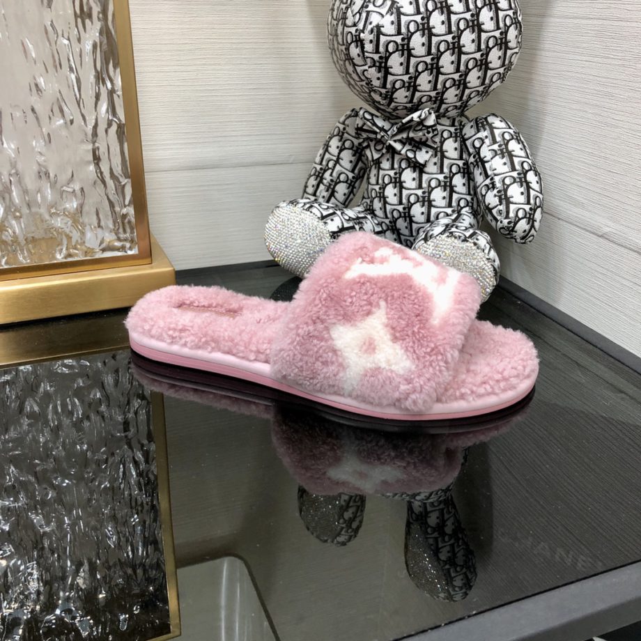 louis vuitton Women's Magnetic Flat Mule Light Pink For Women 1AA1UH