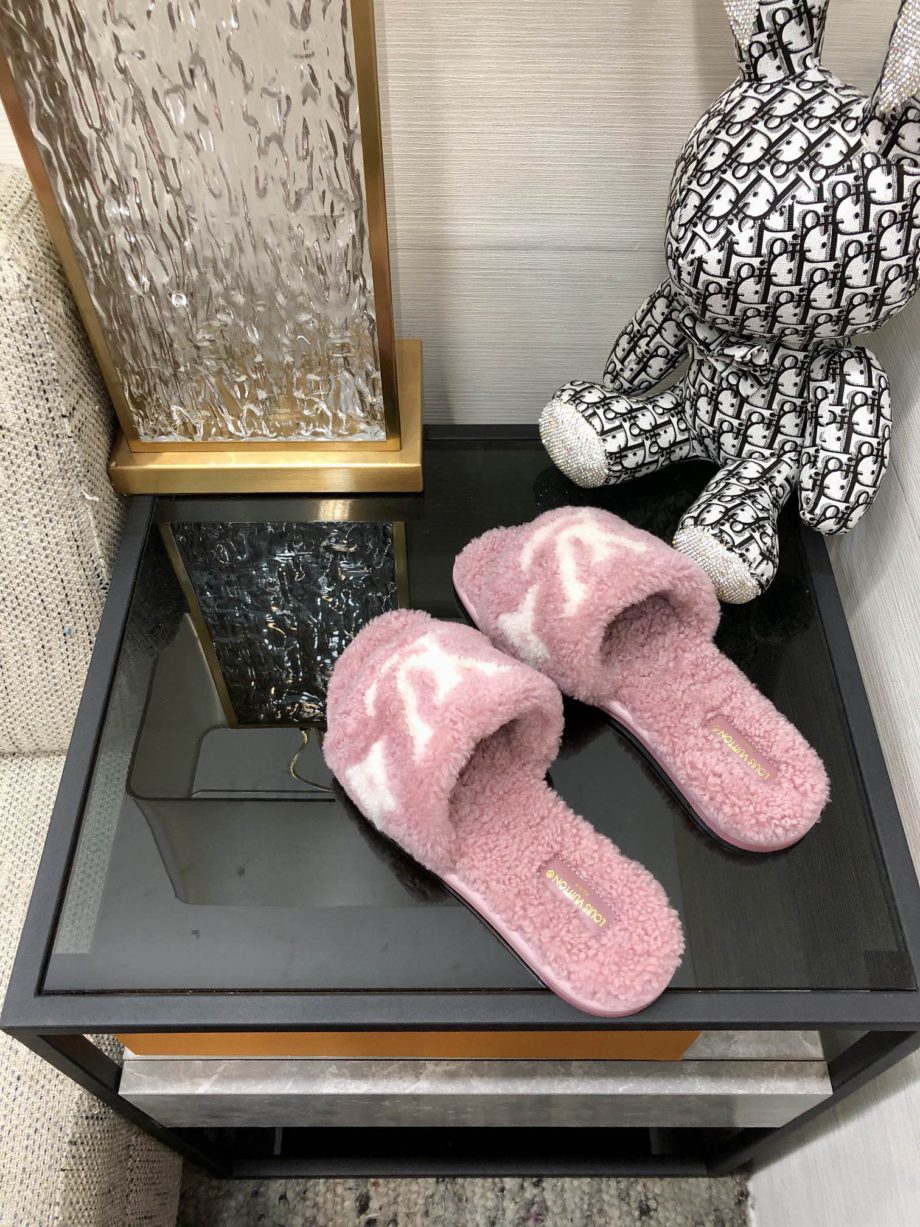 louis vuitton Women's Magnetic Flat Mule Light Pink For Women 1AA1UH