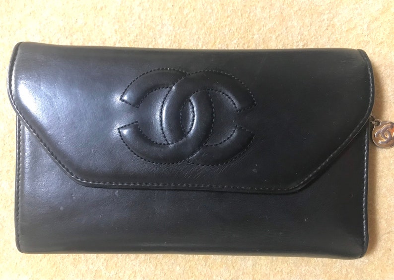 CHANEL Vintage black leather wallet with large CC stitch mark
