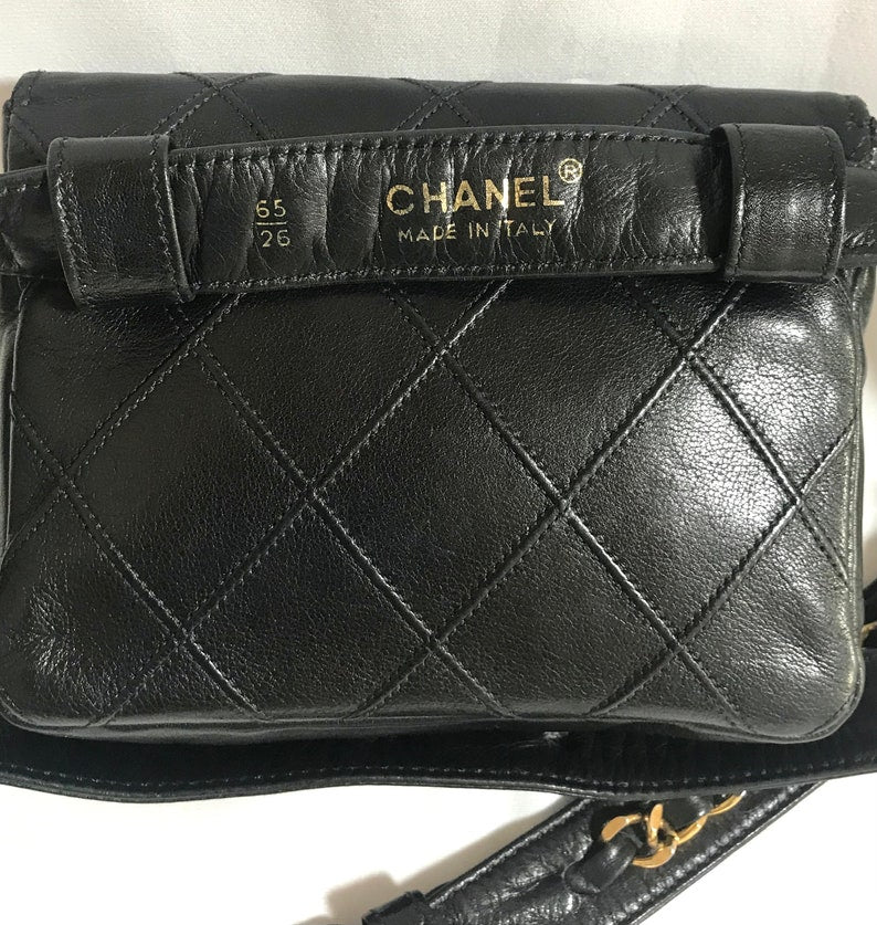CHANEL Vintage black leather waist purse, fanny pack with golden chain belt and CC closure hock