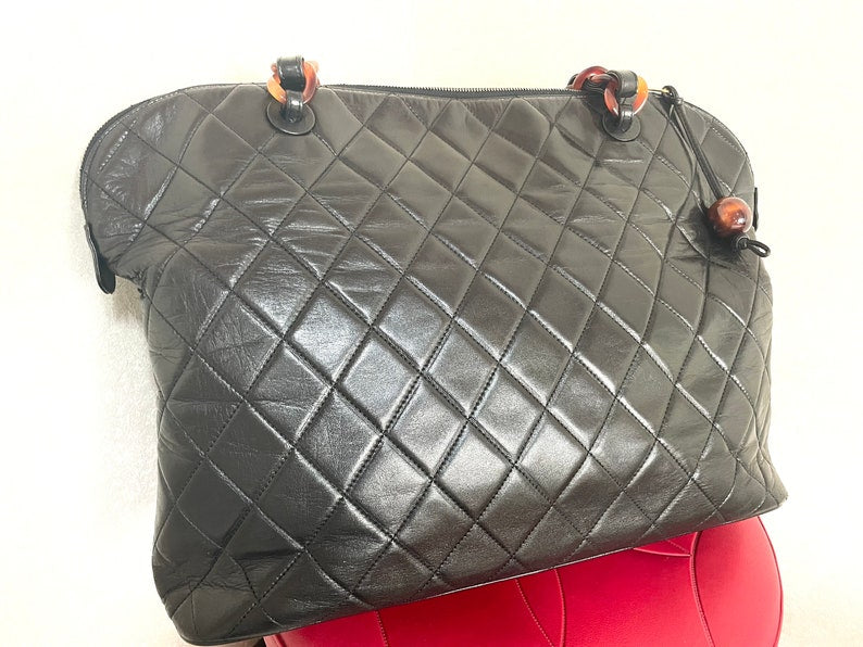 CHANEL Vintage black lambskin large tote bag with brown plastic chains and CC mark charm to the LAMPO zipper