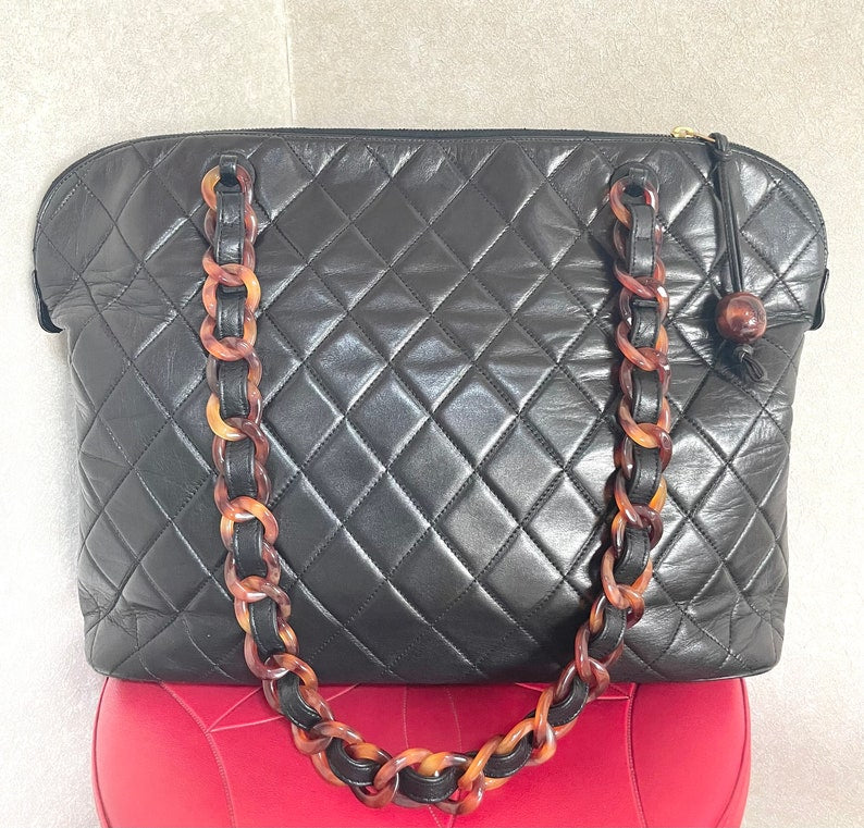CHANEL Vintage black lambskin large tote bag with brown plastic chains and CC mark charm to the LAMPO zipper