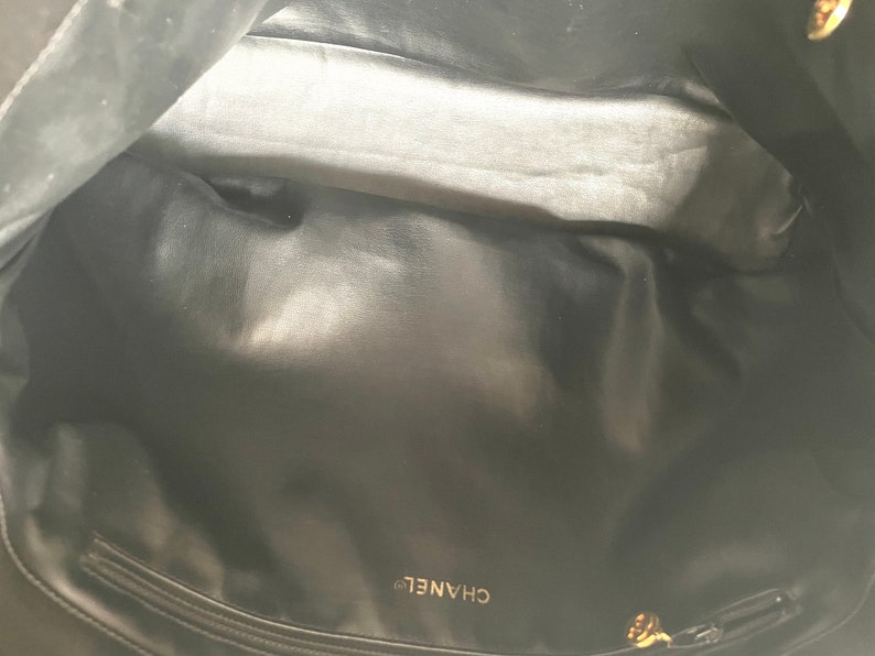 CHANEL Vintage black lambskin large tote bag with brown plastic chains and CC mark charm to the LAMPO zipper
