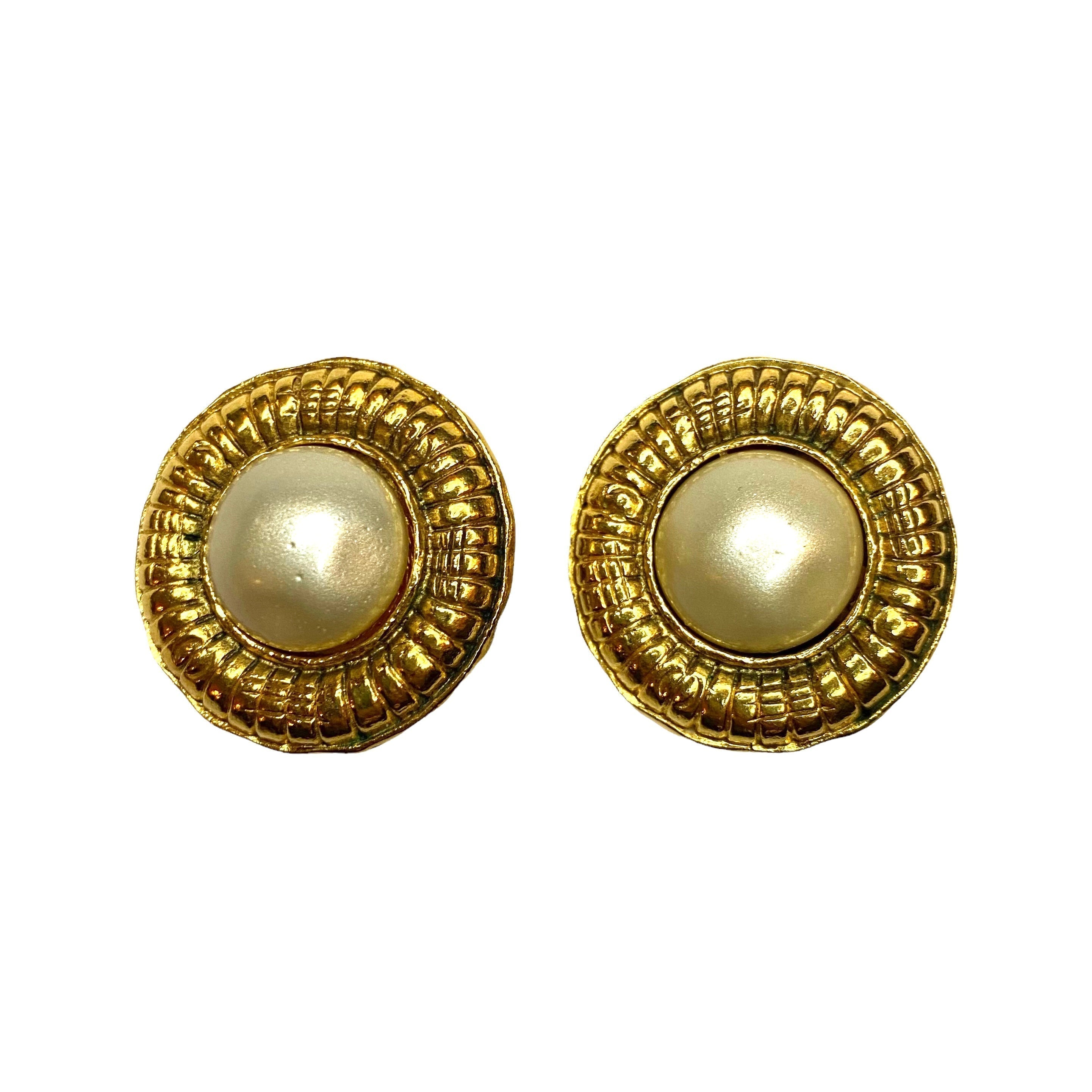 Chanel vintage clip round earrings with glass pearl  - 1990s