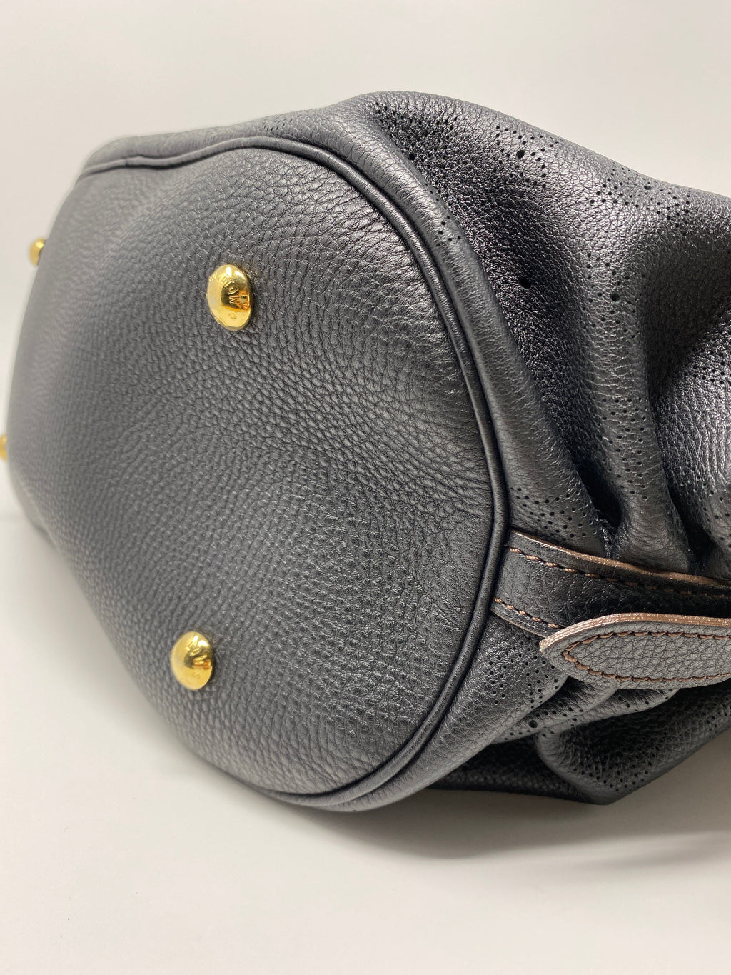 LOUIS VUITTON MAHINA XL BLACK LEATHER
