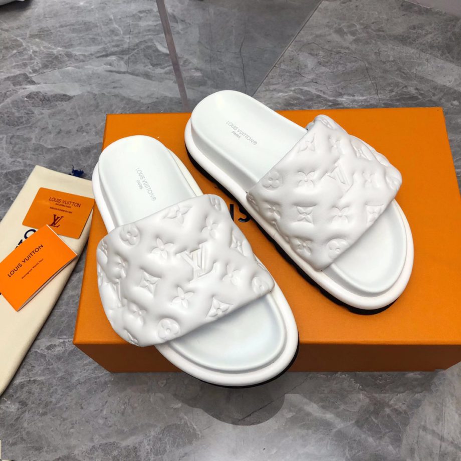 louis vuitton Women's Pool Pillow Flat Comfort Mule White For Women 1AABKV