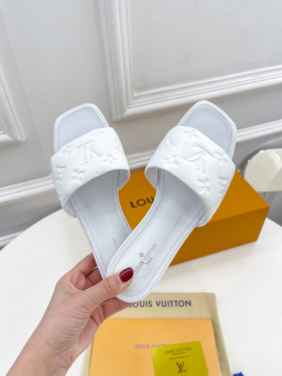 louis vuitton Women's Revival Flat Mule White For Women 1A9P4P