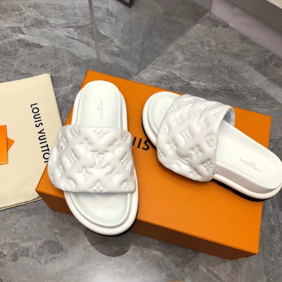 louis vuitton Women's Pool Pillow Flat Comfort Mule White For Women 1AABKV