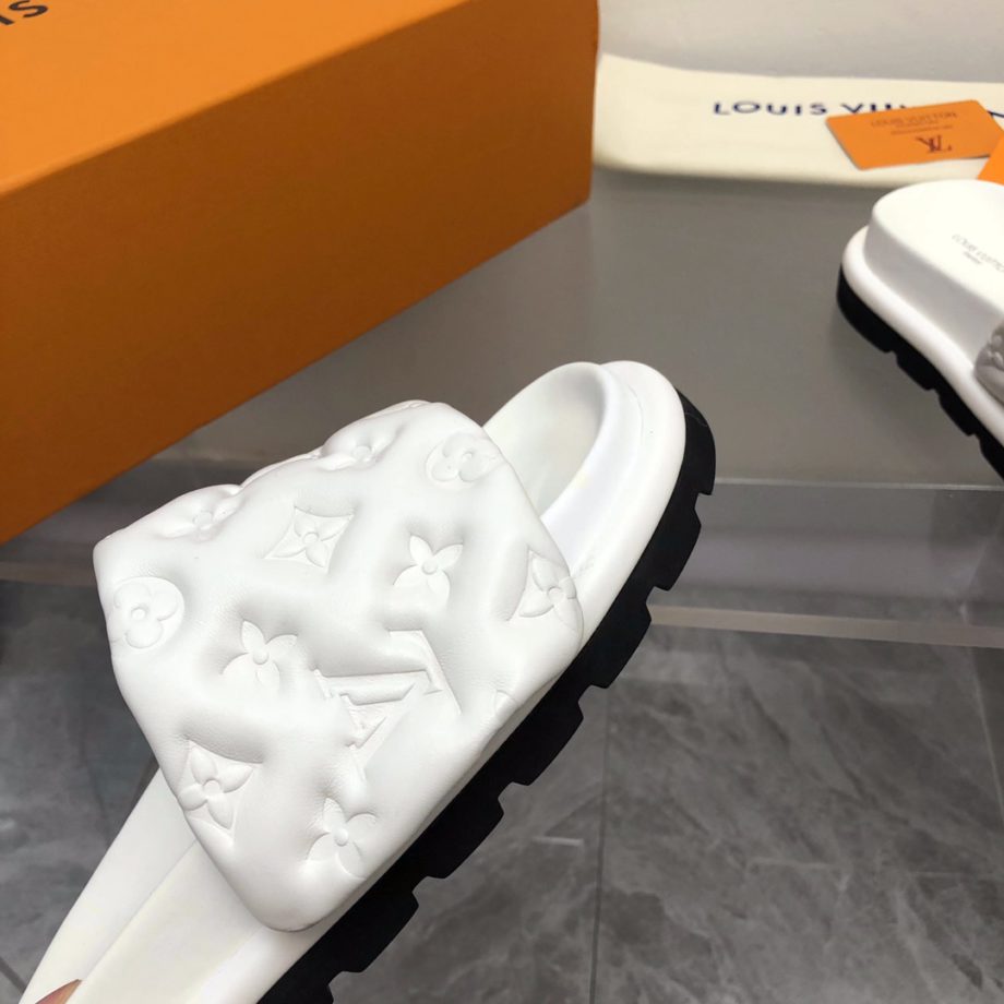 louis vuitton Women's Pool Pillow Flat Comfort Mule White For Women 1AABKV