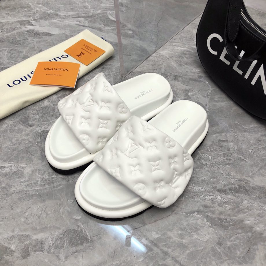 louis vuitton Women's Pool Pillow Flat Comfort Mule White For Women 1AABKV