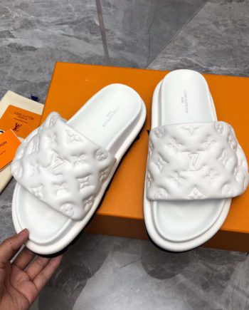 louis vuitton Women's Pool Pillow Flat Comfort Mule White For Women 1AABKV