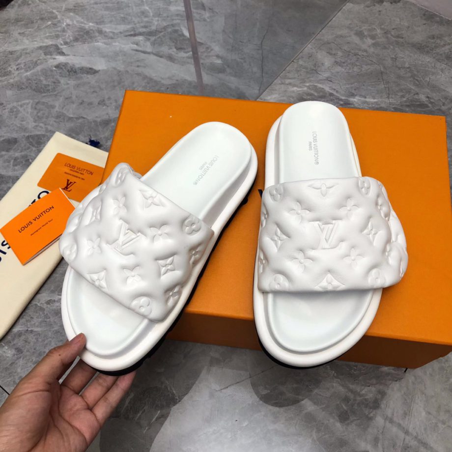 louis vuitton Women's Pool Pillow Flat Comfort Mule White For Women 1AABKV