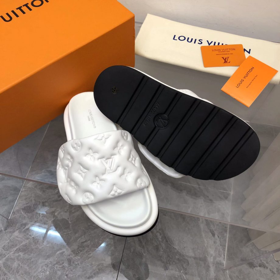 louis vuitton Women's Pool Pillow Flat Comfort Mule White For Women 1AABKV